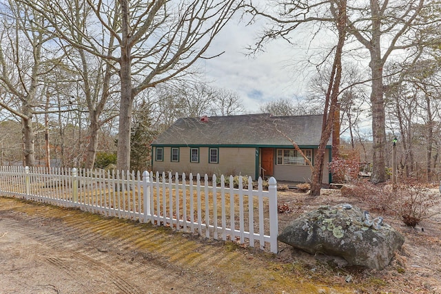 view of front of home featuring a fenced front yard