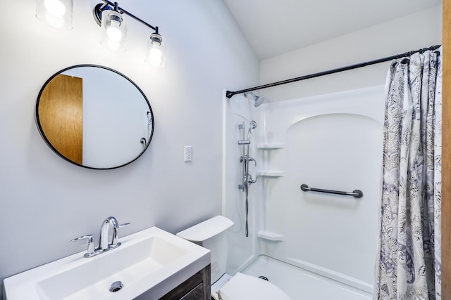 bathroom with curtained shower, toilet, and vanity