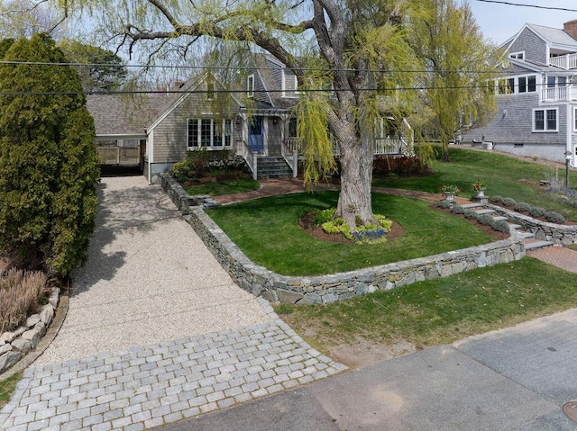 view of front facade with driveway and a front yard