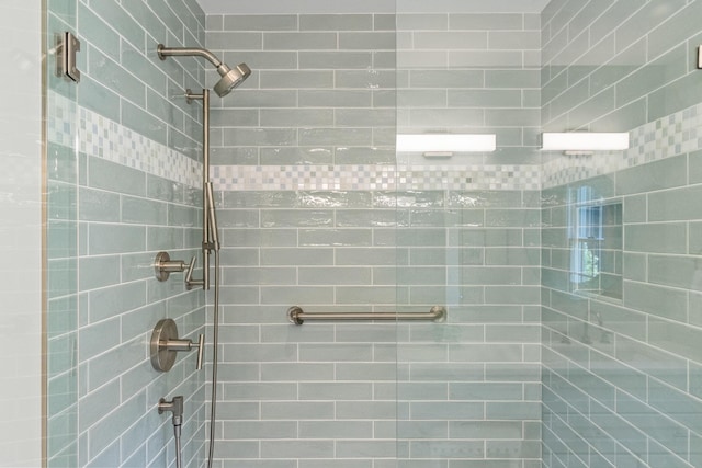 full bathroom featuring tiled shower