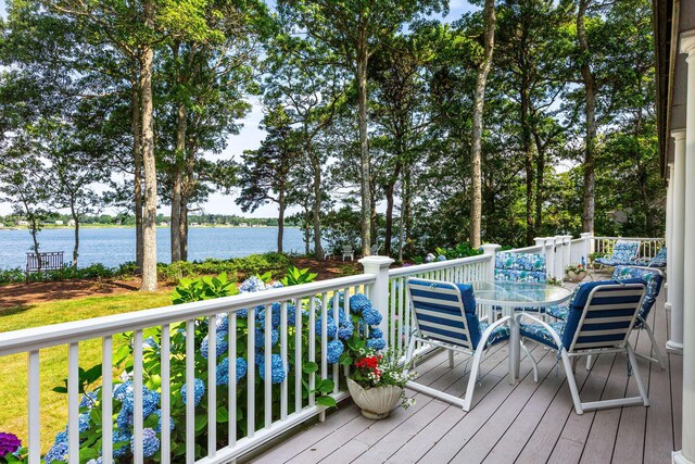 view of front facade featuring a wooden deck and a balcony