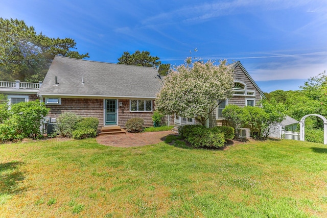 view of front of home featuring a front lawn