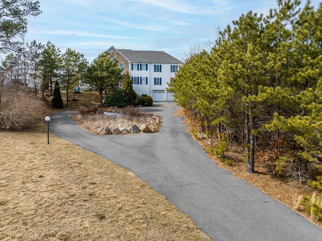 view of front facade with driveway