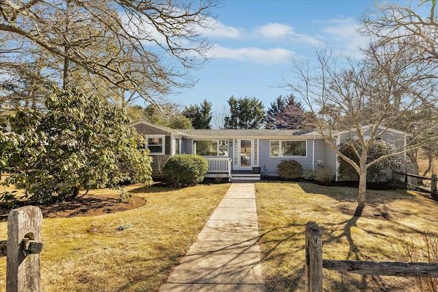 view of front of property featuring fence and a front lawn