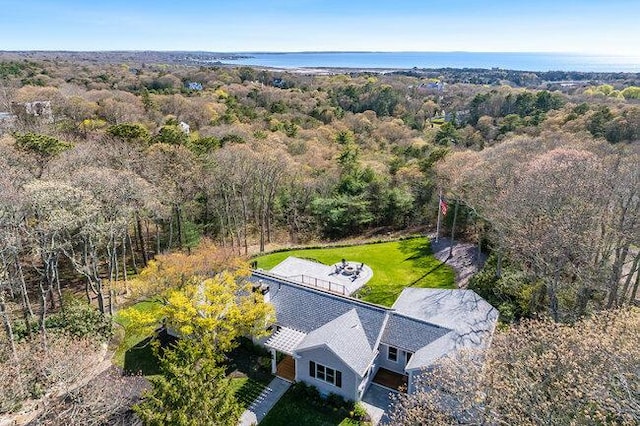 birds eye view of property featuring a forest view