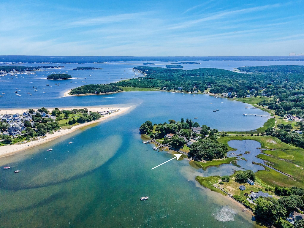 bird's eye view featuring a water view