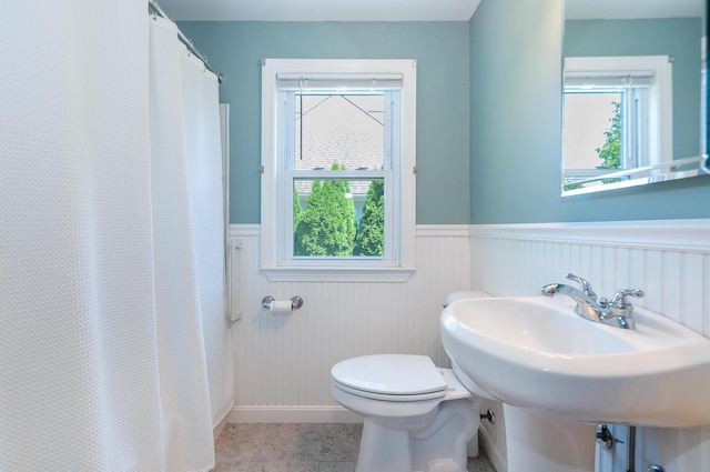 bathroom featuring sink, plenty of natural light, toilet, and a shower with shower curtain