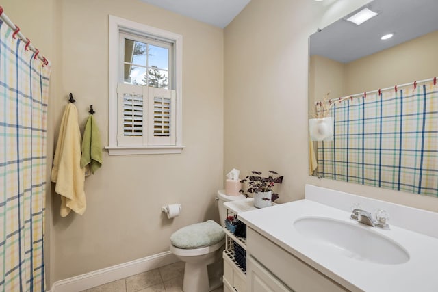 full bath with tile patterned flooring, toilet, vanity, a shower with curtain, and baseboards