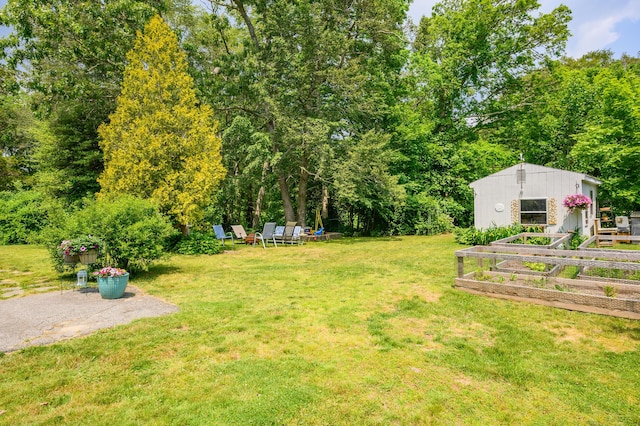 view of yard with an outbuilding and a garden