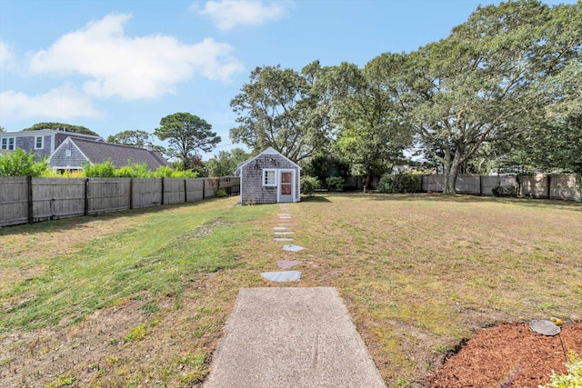 view of yard with a storage unit