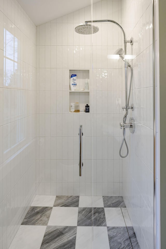 bathroom featuring a tile shower