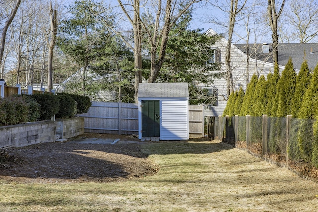 view of yard featuring a storage unit