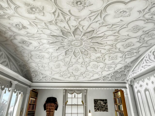 room details with ornamental molding