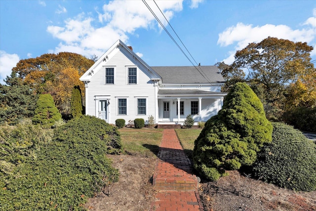 view of front facade featuring covered porch and a front yard