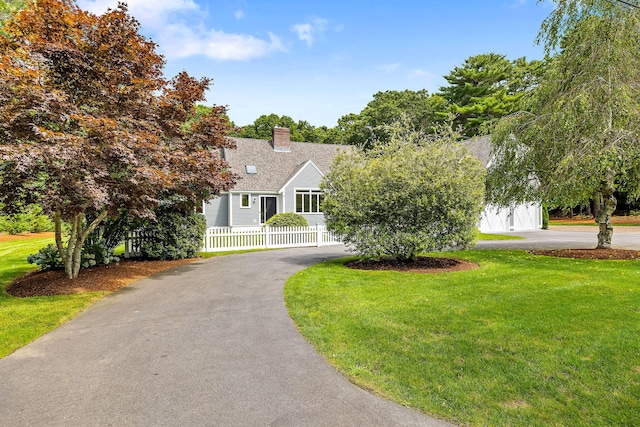 view of front of house featuring a front lawn