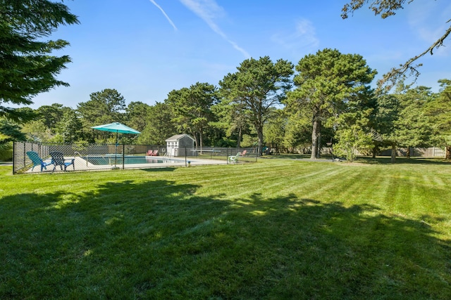 view of yard featuring a fenced in pool