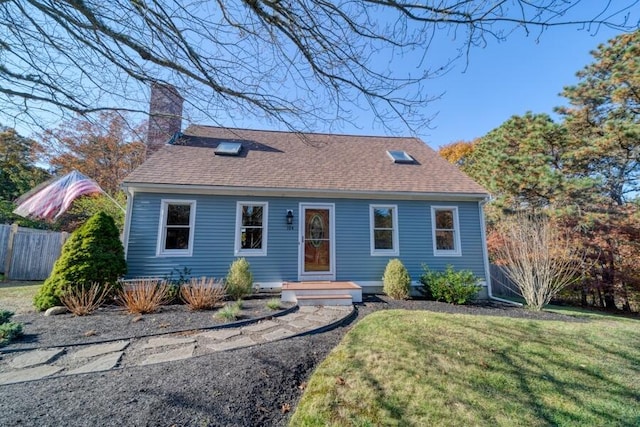 view of front of property featuring a front yard