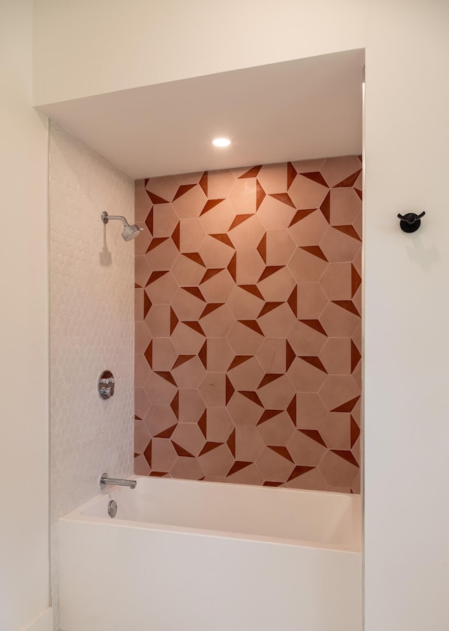 bathroom with tiled shower / bath