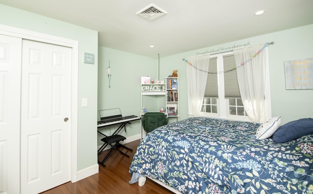 bedroom featuring recessed lighting, visible vents, baseboards, and wood finished floors