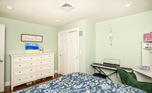 bedroom with dark wood-type flooring, a closet, visible vents, and recessed lighting