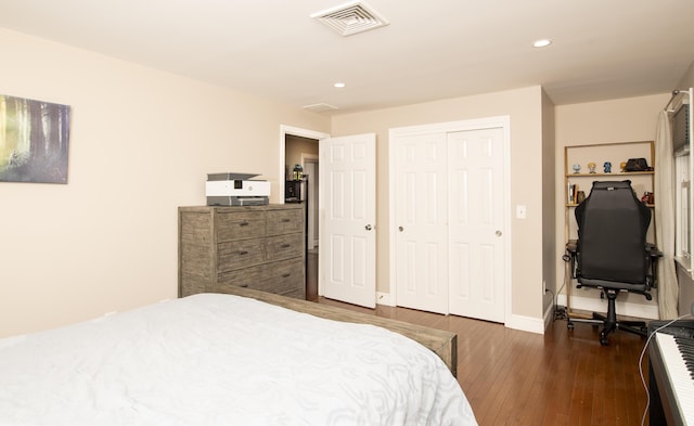 bedroom featuring baseboards, visible vents, dark wood-type flooring, and recessed lighting