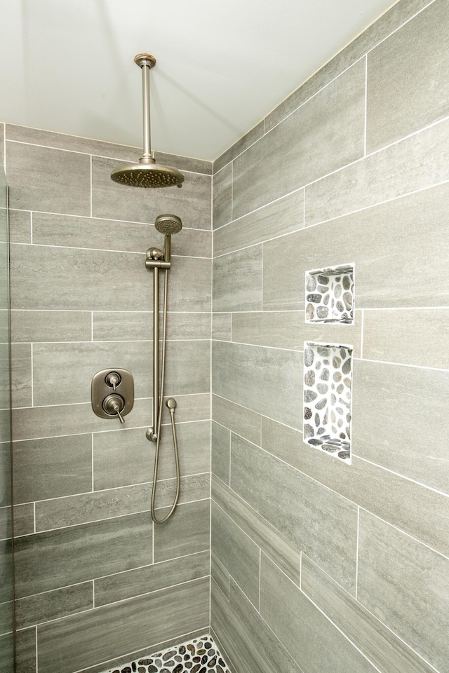 bathroom featuring a tile shower