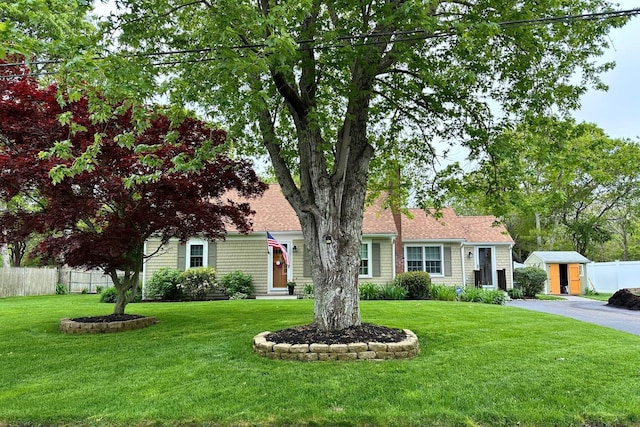 view of front of home featuring a front lawn and fence