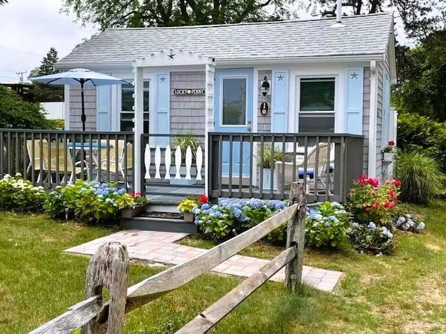 bungalow featuring a front lawn