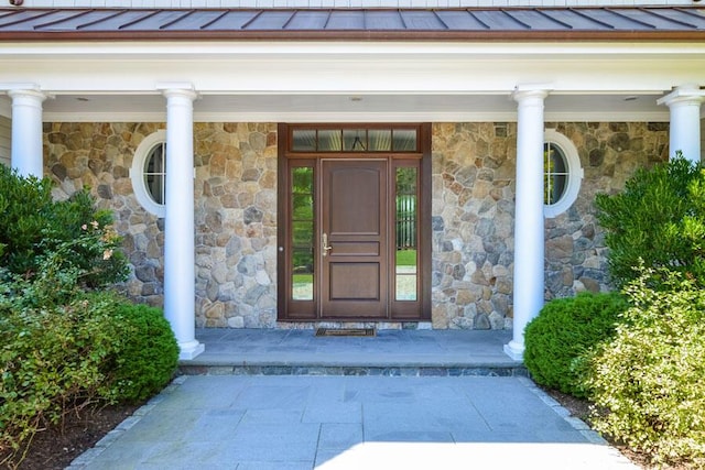 property entrance featuring a porch