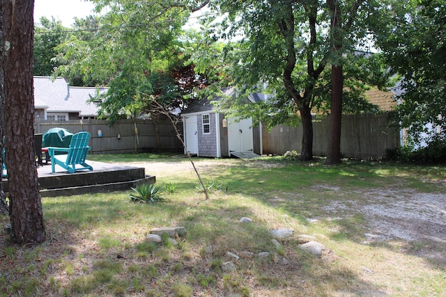 view of yard with a storage unit