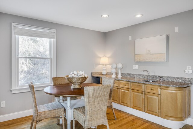 dining room featuring light wood-style flooring, baseboards, and recessed lighting