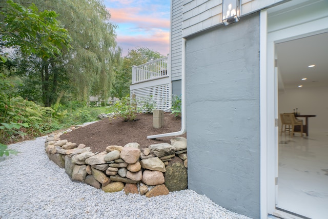 view of yard at dusk