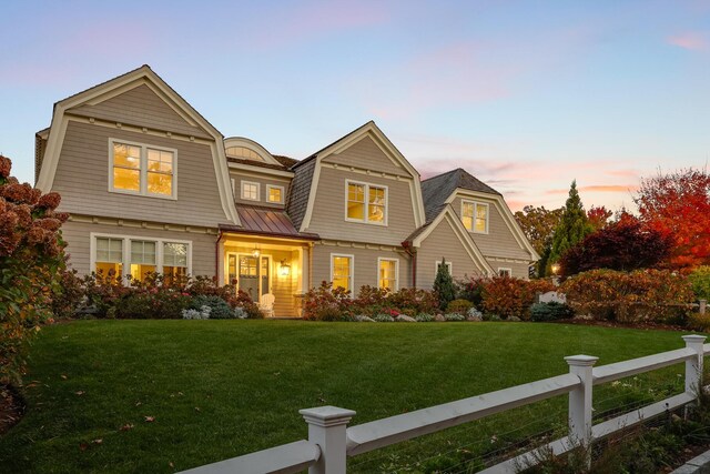 view of front of property featuring a lawn