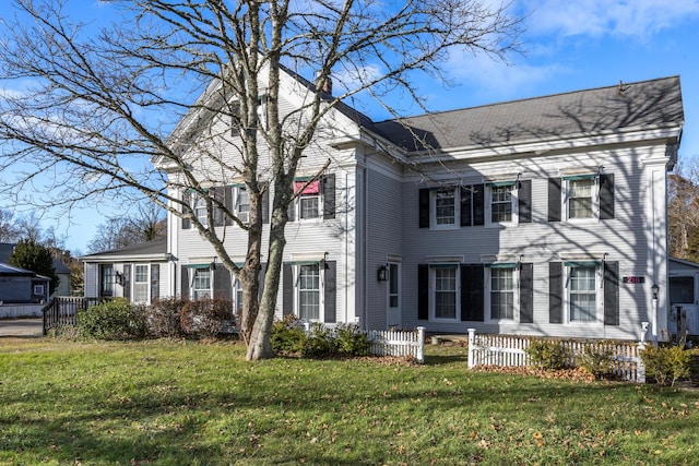 view of front of property with a front yard