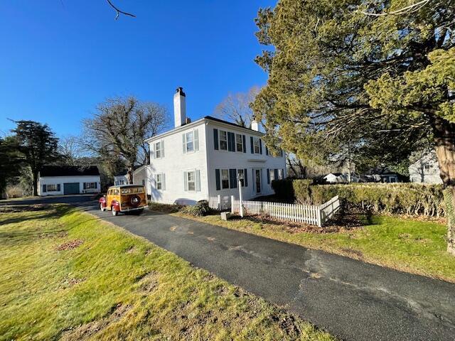 view of front facade with a front yard