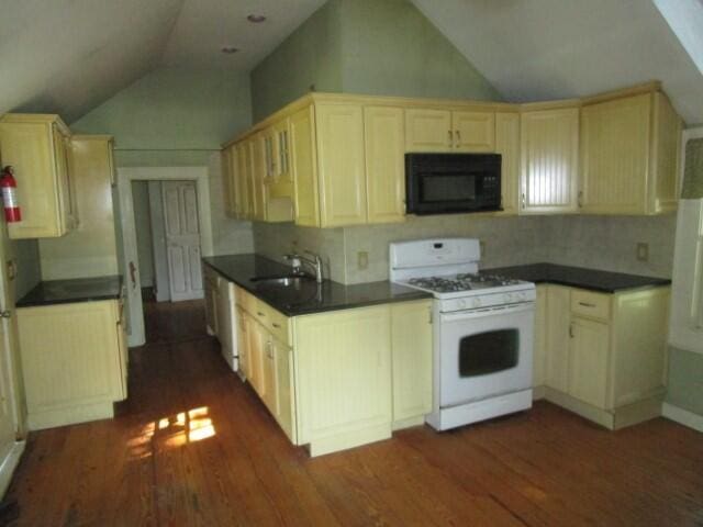 kitchen featuring sink, vaulted ceiling, dark hardwood / wood-style floors, and white gas range oven