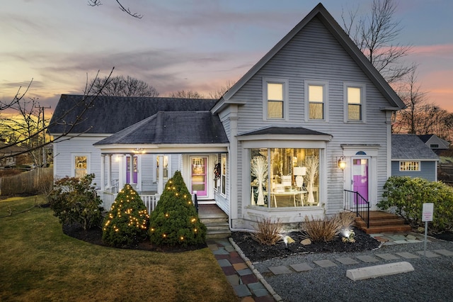 view of front facade featuring a yard