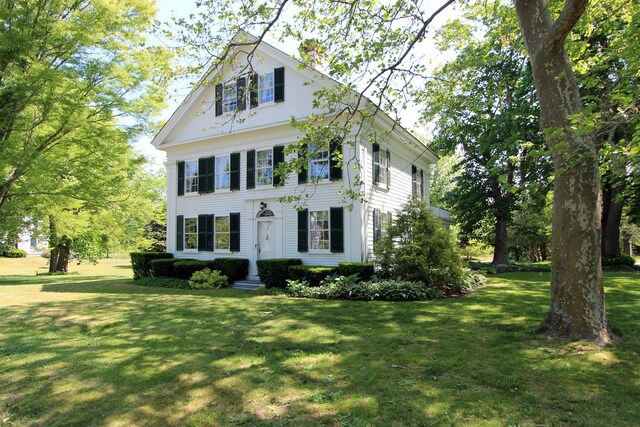 view of front of home featuring a front yard