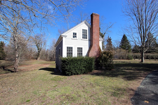 view of side of property featuring a lawn