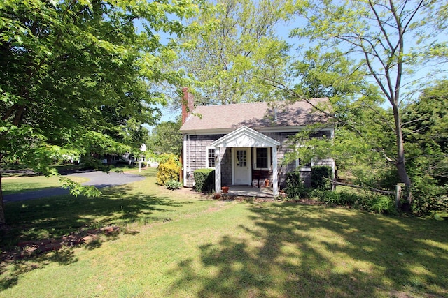 view of front of property featuring a front yard