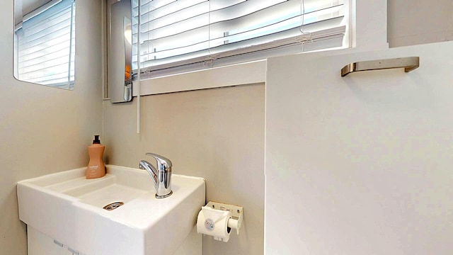 bathroom featuring sink