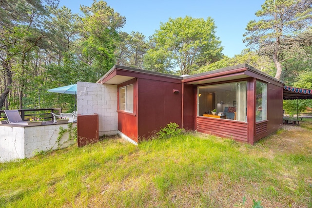 view of outbuilding