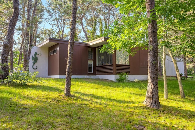 view of front of house featuring a front yard