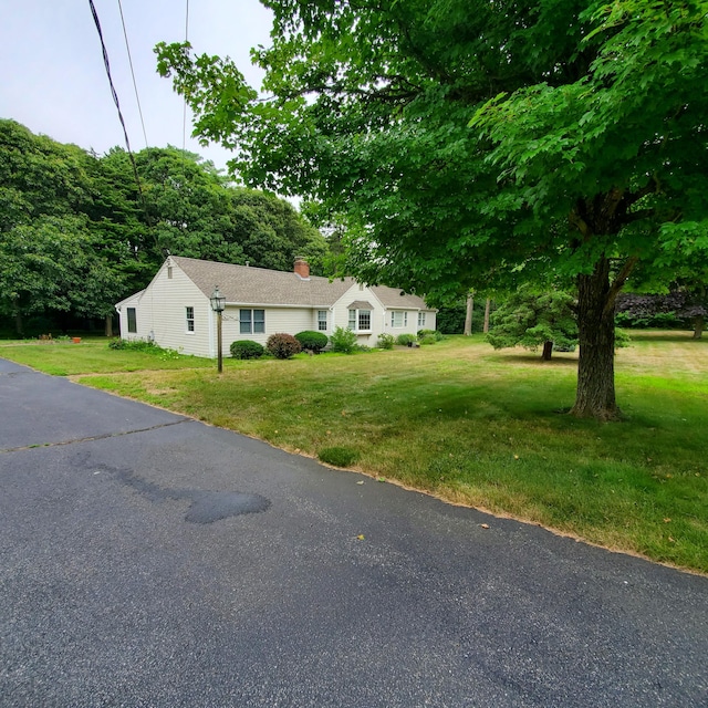 view of front facade featuring a front yard