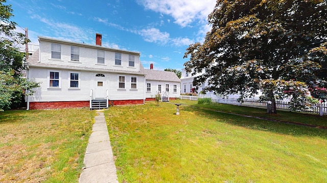 view of front of property featuring a front yard