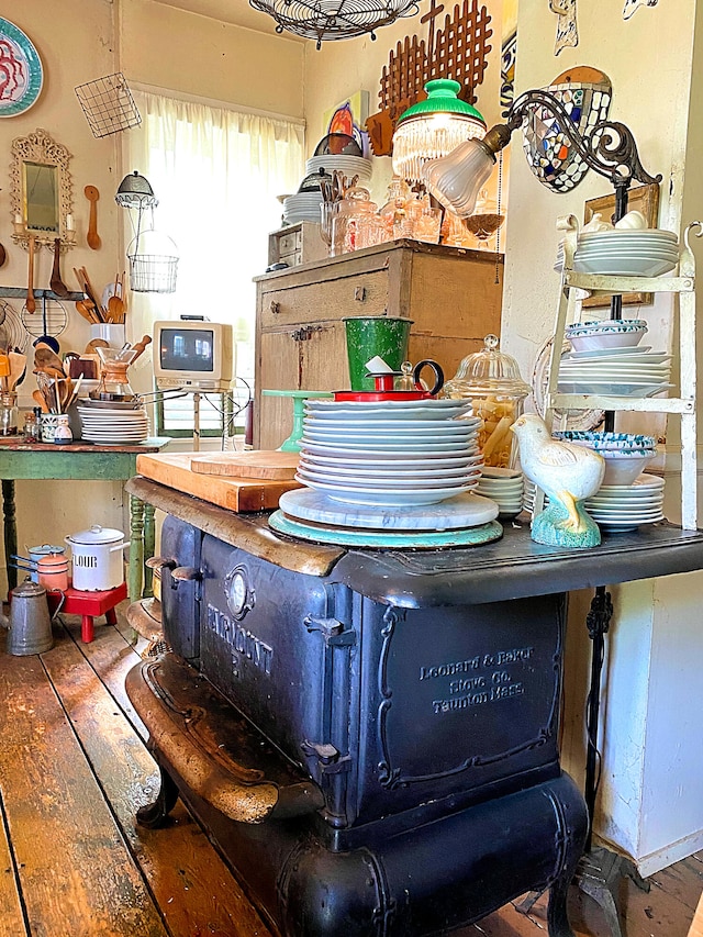 room details featuring a workshop area and hardwood / wood-style floors