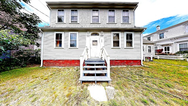 view of front of house featuring a front yard