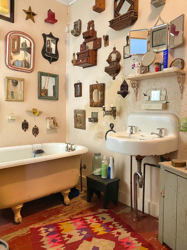 bathroom featuring a bathing tub