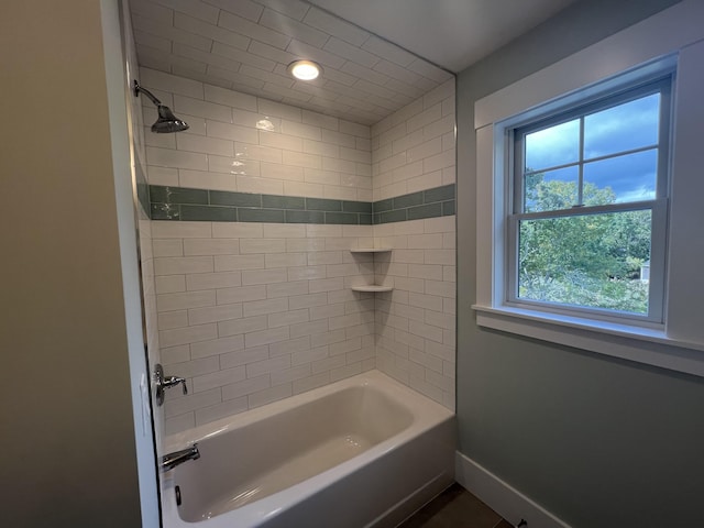 bathroom featuring tiled shower / bath combo