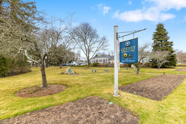 view of home's community featuring a lawn